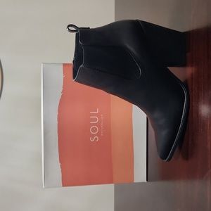 Black pointed toe Chelsea boots